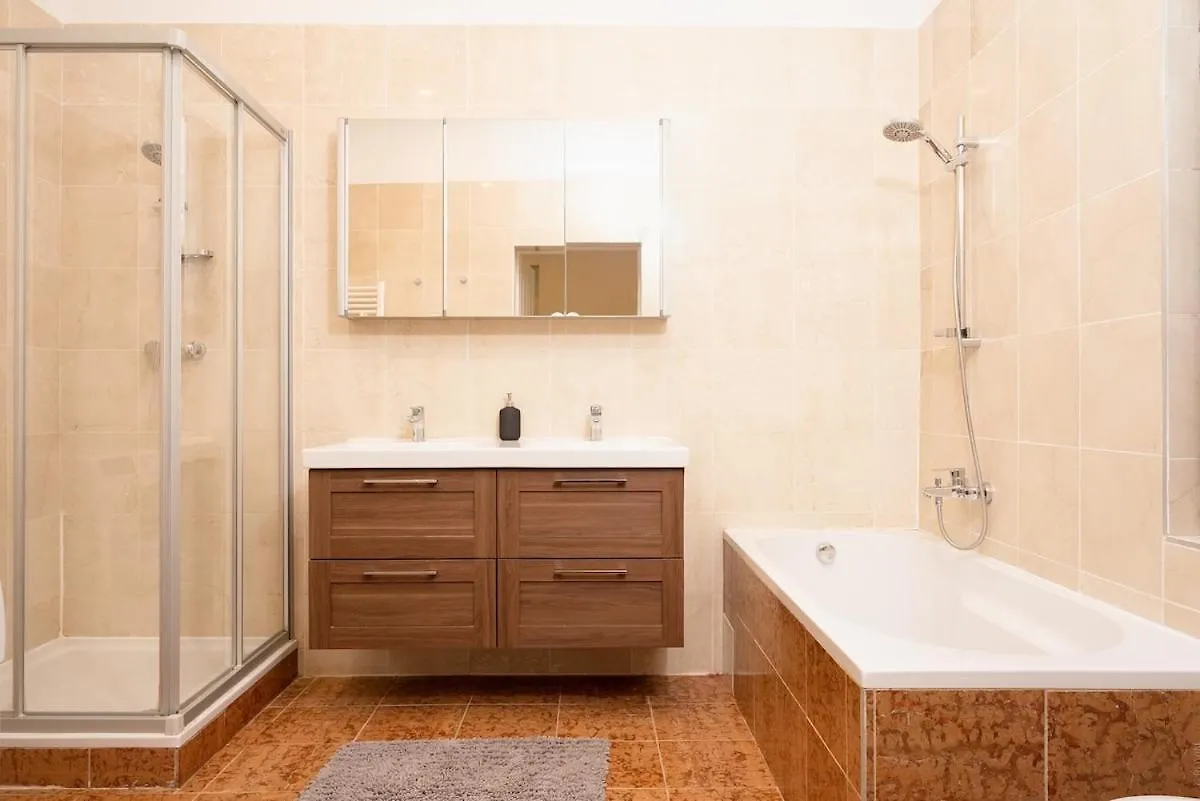 16 Guests I 4BR I Near Danube I 5 Min to U1 Apartment Vienna